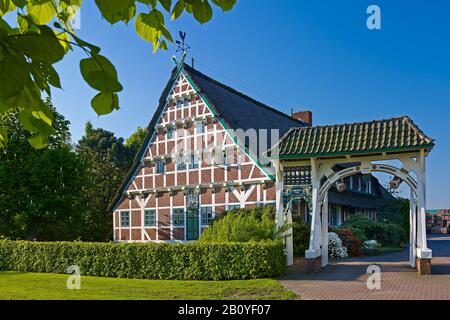 Altländer Hof mit prächtigem Tor in Neuenfelde, Altes Land, Hansestadt Hamburg, Deutschland, Stockfoto