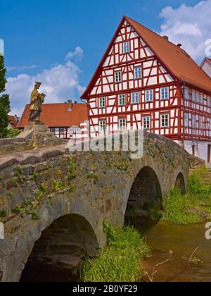 Nepomukbrücke über die Streu mit Rathaus in Nordheim vor der Rhön, Rhön-Grabfeld, Unterfranken, Bayern, Deutschland, Stockfoto