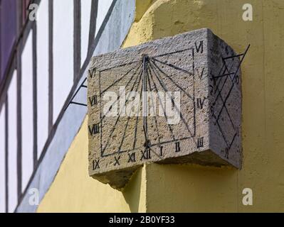 Sonnenuhr an einer Hausecke in Gorsleben, Kyffhäuserkreis, Thüringen, Deutschland, Stockfoto