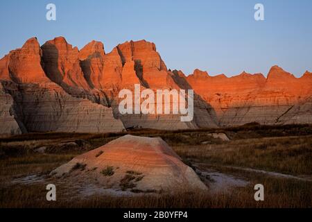SD00166-00...SOUTH DAKOTA - Mehrschichtige Buttes bei Sonnenuntergang im Badlands National Park. Stockfoto