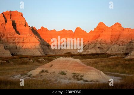 SD00167-00...SOUTH DAKOTA - Mehrschichtige Buttes bei Sonnenuntergang im Badlands National Park. Stockfoto