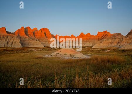 SD00168-00...SOUTH DAKOTA - Mehrschichtige Buttes bei Sonnenuntergang im Badlands National Park. Stockfoto