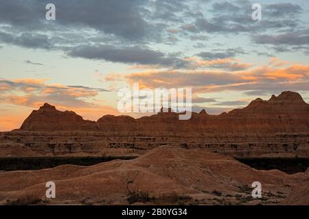 SD00171-00...SOUTH DAKOTA - Sonnenaufgang entlang des Castle Trail im Badlands National Park. Stockfoto