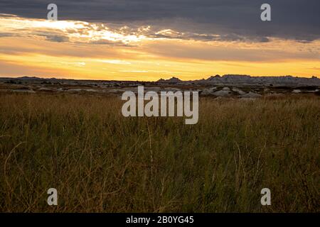 SD00172-00...SOUTH DAKOTA - Sonnenaufgang vom Castle Trail im Badlands National Park. Stockfoto