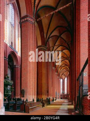 Innenansicht des Ganges der Nikolaikirche in der Hansestadt Wismar, Mecklenburg-Vorpommern, Deutschland, Stockfoto