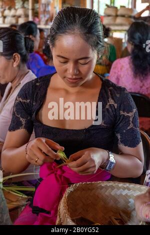 Junge Frau, die Vorbereitungen für ein Festival in Canggu, Indonesien trifft. Juli 2016 Stockfoto