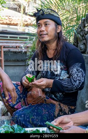 Junger Mann, der Vorbereitungen für ein Festival in Canggu, Indonesien trifft. Juli 2016 € Stockfoto