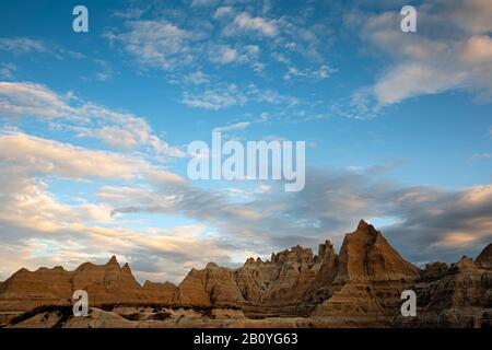 SD00174-00...SOUTH DATOKA - Sonnenaufgang über verwitterten Butten in der Nähe des Fossil Exhibit Trail im Badlands National Park. Stockfoto