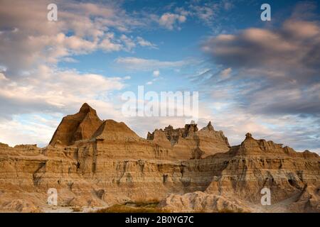 SD00175-00...SOUTH DAKOTA - Surise erhellt die Wolken und die Butte entlang des Fossil Exhibit Trail im Badlands National Park. Stockfoto