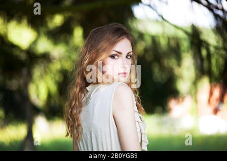 Porträt einer jungen Frau, Blick auf die Kamera, Stockfoto