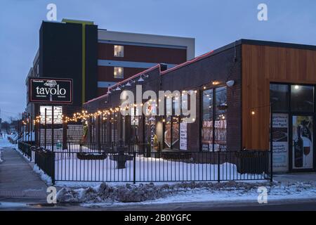 Utica, NY - 12. Februar 2020: Abendansicht von Chesterfield's Tavalo, einem italienischen Restaurant Mit Late Night Food, Komfort Food und Sitzgelegenheiten, Am 1 Stockfoto