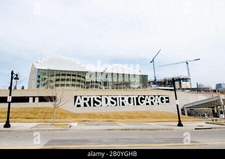 Parkhaus in Kansas City, MO Arts District mit Kauffman Center for the Performing Arts im Hintergrund Stockfoto