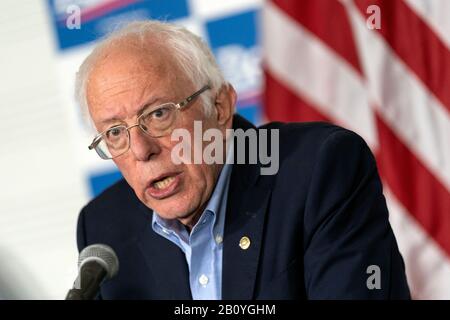 Santa Ana, Vereinigte Staaten. Februar 2020. Der demokratische Präsidentschaftskandidat Senator Bernie Sanders spricht während einer Pressekonferenz in Santa Ana, Kalifornien. Sanders kämpft vor Super Tuesday und der kalifornischen demokratischen Vorwahl. Credit: Sopa Images Limited/Alamy Live News Stockfoto