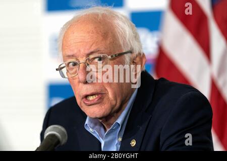 Santa Ana, Vereinigte Staaten. Februar 2020. Der demokratische Präsidentschaftskandidat Senator Bernie Sanders spricht während einer Pressekonferenz in Santa Ana, Kalifornien. Sanders kämpft vor Super Tuesday und der kalifornischen demokratischen Vorwahl. Credit: Sopa Images Limited/Alamy Live News Stockfoto