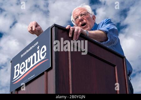 Santa Ana, Vereinigte Staaten. Februar 2020. Der demokratische Präsidentschaftskandidat Senator Bernie Sanders spricht während einer Wahlkampfveranstaltung in Santa Ana, Kalifornien. Sanders kämpft vor Super Tuesday und der kalifornischen demokratischen Vorwahl. Credit: Sopa Images Limited/Alamy Live News Stockfoto