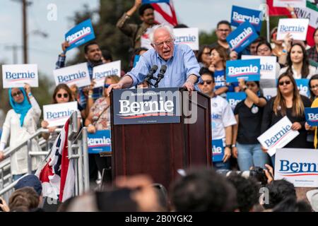 Santa Ana, Vereinigte Staaten. Februar 2020. Der demokratische Präsidentschaftskandidat Senator Bernie Sanders spricht während einer Wahlkampfveranstaltung in Santa Ana, Kalifornien. Sanders kämpft vor Super Tuesday und der kalifornischen demokratischen Vorwahl. Credit: Sopa Images Limited/Alamy Live News Stockfoto