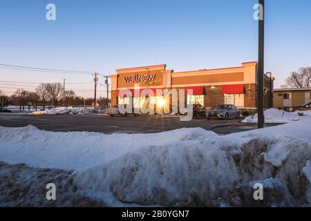 Utica, New York - 21. Februar 2020: Evening View of WellNow Urgent Care, Früher "Five Star Urgent Care", ist ein Konglomerat von Begehbaren Notenkliniken Stockfoto