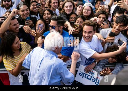 Santa Ana, Vereinigte Staaten. Februar 2020. Der demokratische Präsidentschaftskandidat Senator Bernie Sanders begrüßt die Anhänger während einer Wahlkampfveranstaltung in Santa Ana, Kalifornien. Sanders kämpft vor Super Tuesday und der kalifornischen demokratischen Vorwahl. Credit: Sopa Images Limited/Alamy Live News Stockfoto