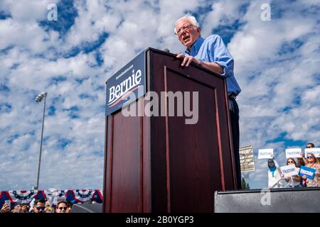 Santa Ana, Vereinigte Staaten. Februar 2020. Der demokratische Präsidentschaftskandidat Senator Bernie Sanders spricht während einer Wahlkampfveranstaltung in Santa Ana, Kalifornien. Sanders kämpft vor Super Tuesday und der kalifornischen demokratischen Vorwahl. Credit: Sopa Images Limited/Alamy Live News Stockfoto