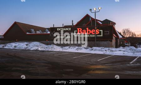 Utica, New York - 21. Februar 2020: Night View of Bab'es Restaurant, ein amerikanisches Familienrestaurant. Stockfoto