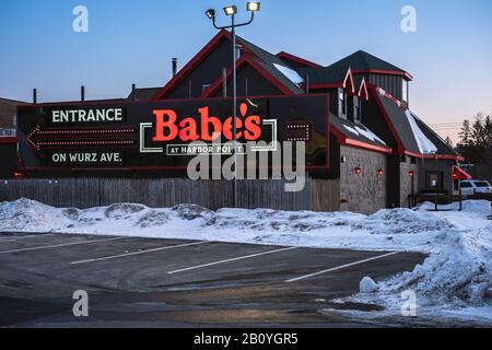 Utica, New York - 21. Februar 2020: Night View of Bab'es Restaurant, ein amerikanisches Familienrestaurant. Stockfoto