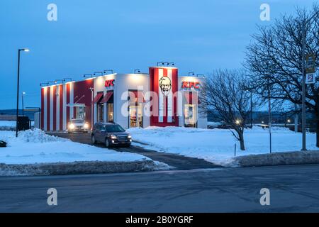 Utica, New York - 12. Februar 2020: Night View of KFC fast Food Restaurant. Kentucky Fried Chicken (KFC) ist die zweitgrößte Restaurantkette der Welt Stockfoto