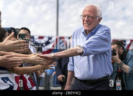 Santa Ana, Kalifornien, USA. März 2019. Der demokratische Präsidentschaftskandidat Senator Bernie Sanders begrüßt die Anhänger, als er zu einer Wahlkampfveranstaltung in Santa Ana, Kalifornien kommt. Sanders kämpft vor Super Tuesday und der kalifornischen demokratischen Vorwahl. Kredit: Ronen Tivony/SOPA Images/ZUMA Wire/Alamy Live News Stockfoto