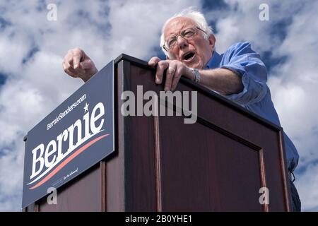 Santa Ana, Kalifornien, USA. März 2019. Der demokratische Präsidentschaftskandidat Senator Bernie Sanders spricht während einer Wahlkampfveranstaltung in Santa Ana, Kalifornien. Sanders kämpft vor Super Tuesday und der kalifornischen demokratischen Vorwahl. Kredit: Ronen Tivony/SOPA Images/ZUMA Wire/Alamy Live News Stockfoto