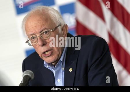 Santa Ana, Kalifornien, USA. März 2019. Der demokratische Präsidentschaftskandidat Senator Bernie Sanders spricht während einer Pressekonferenz in Santa Ana, Kalifornien. Sanders kämpft vor Super Tuesday und der kalifornischen demokratischen Vorwahl. Kredit: Ronen Tivony/SOPA Images/ZUMA Wire/Alamy Live News Stockfoto