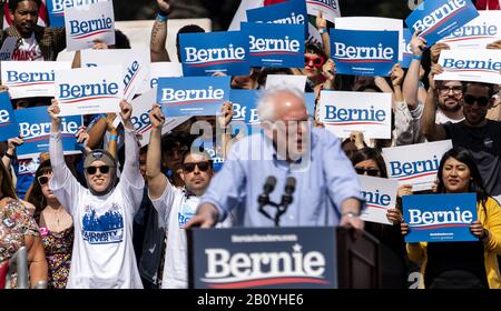 Santa Ana, Kalifornien, USA. März 2019. Der demokratische Präsidentschaftskandidat Senator Bernie Sanders spricht während einer Wahlkampfveranstaltung in Santa Ana, Kalifornien. Sanders kämpft vor Super Tuesday und der kalifornischen demokratischen Vorwahl. Kredit: Ronen Tivony/SOPA Images/ZUMA Wire/Alamy Live News Stockfoto