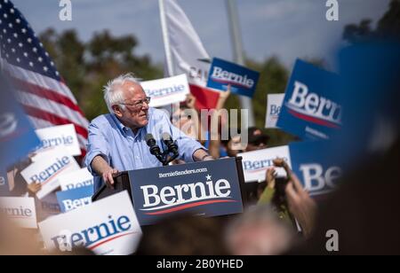 Santa Ana, Kalifornien, USA. März 2019. Der demokratische Präsidentschaftskandidat Senator Bernie Sanders spricht während einer Wahlkampfveranstaltung in Santa Ana, Kalifornien. Sanders kämpft vor Super Tuesday und der kalifornischen demokratischen Vorwahl. Kredit: Ronen Tivony/SOPA Images/ZUMA Wire/Alamy Live News Stockfoto