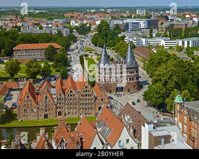 Blick auf den Salzspeicher und das Holstentor an der Trave, Hansestadt Lübeck, Schleswig-Holstein, Deutschland, Stockfoto