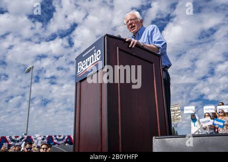 Santa Ana, Kalifornien, USA. März 2019. Der demokratische Präsidentschaftskandidat Senator Bernie Sanders spricht während einer Wahlkampfveranstaltung in Santa Ana, Kalifornien. Sanders kämpft vor Super Tuesday und der kalifornischen demokratischen Vorwahl. Kredit: Ronen Tivony/SOPA Images/ZUMA Wire/Alamy Live News Stockfoto