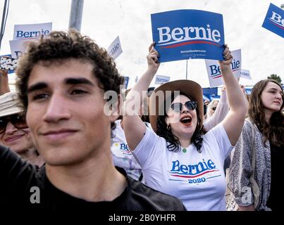 Santa Ana, Kalifornien, USA. März 2019. Anhänger jubeln für den demokratischen Präsidentschaftskandidaten Senator Bernie Sanders während einer Wahlkampfveranstaltung in Santa Ana, Kalifornien. Sanders kämpft vor Super Tuesday und der kalifornischen demokratischen Vorwahl. Kredit: Ronen Tivony/SOPA Images/ZUMA Wire/Alamy Live News Stockfoto