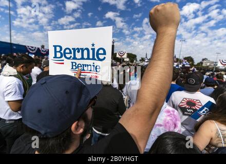 Santa Ana, Kalifornien, USA. März 2019. Anhänger jubeln für den demokratischen Präsidentschaftskandidaten Senator Bernie Sanders während einer Wahlkampfveranstaltung in Santa Ana, Kalifornien. Sanders kämpft vor Super Tuesday und der kalifornischen demokratischen Vorwahl. Kredit: Ronen Tivony/SOPA Images/ZUMA Wire/Alamy Live News Stockfoto