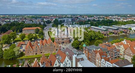 Blick auf den Salzspeicher und das Holstentor an der Trave, Hansestadt Lübeck, Schleswig-Holstein, Deutschland, Stockfoto