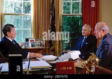 Washington, D.C. USA, 21. September 1984 Präsident der Vereinigten Staaten Ronald Reagan, der hinter seinem Büro im Oval sitzt, trifft sich mit dem US-Botschafter in der Sowjetunion Arthur Hartman (Zentrum) und mit Außenminister George Shultz (rechts), um die bevorstehenden Treffen in New York und Washington mit dem sowjetischen Außenminister Andrey Gromyko zu besprechen Stockfoto