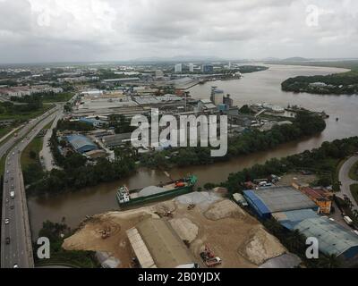 Kuching, Sarawak/Malaysia - 21. Februar 2020: Die CMS Cement Industrial Plant and Factory im Muara Tabuan Gebiet Stockfoto