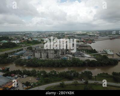 Kuching, Sarawak/Malaysia - 21. Februar 2020: Die CMS Cement Industrial Plant and Factory im Muara Tabuan Gebiet Stockfoto