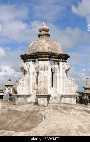 Dachschmuck der Basilika de la Asuncion, León, Nicaragua, Mittelamerika, Stockfoto