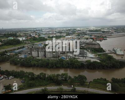 Kuching, Sarawak/Malaysia - 21. Februar 2020: Die CMS Cement Industrial Plant and Factory im Muara Tabuan Gebiet Stockfoto