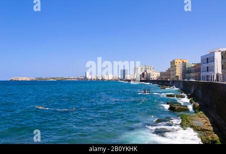 Blick von Malecon in östlicher Richtung, Havanna, Kuba, Karibik, Stockfoto