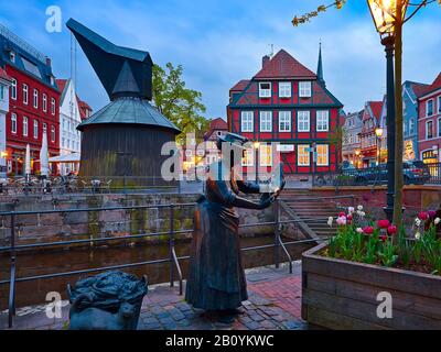 Kunststoff-Fischhändler, Holzpedalkran und Stadtwaage am alten Hansehafen der Hansestadt Stade, Niedersachsen, Deutschland, Stockfoto