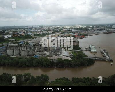 Kuching, Sarawak/Malaysia - 21. Februar 2020: Die CMS Cement Industrial Plant and Factory im Muara Tabuan Gebiet Stockfoto