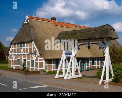 Altländer Hof mit prächtigem Tor in Mittelkirchen-Lühe, Altes Land, Landkreis Stade, Niedersachsen, Deutschland, Stockfoto