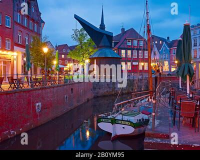 Häuser mit Holzkränen und Stadtwaagen am alten Hansehafen der Hansestadt Stade, Niedersachsen, Deutschland, Stockfoto