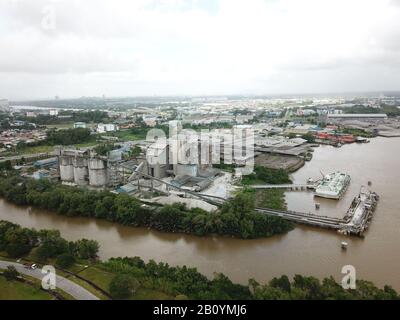 Kuching, Sarawak/Malaysia - 21. Februar 2020: Die CMS Cement Industrial Plant and Factory im Muara Tabuan Gebiet Stockfoto