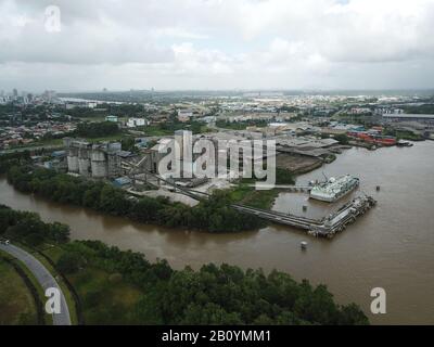 Kuching, Sarawak/Malaysia - 21. Februar 2020: Die CMS Cement Industrial Plant and Factory im Muara Tabuan Gebiet Stockfoto