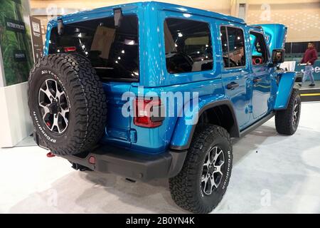 Philadelphia, Pennsylvania, USA - 9. Februar 2020 - Die Seitenansicht des 2020 Jeep Wrangler Unlimited Rubicon 4X4 blau Stockfoto