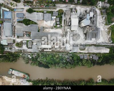 Kuching, Sarawak/Malaysia - 21. Februar 2020: Die CMS Cement Industrial Plant and Factory im Muara Tabuan Gebiet Stockfoto